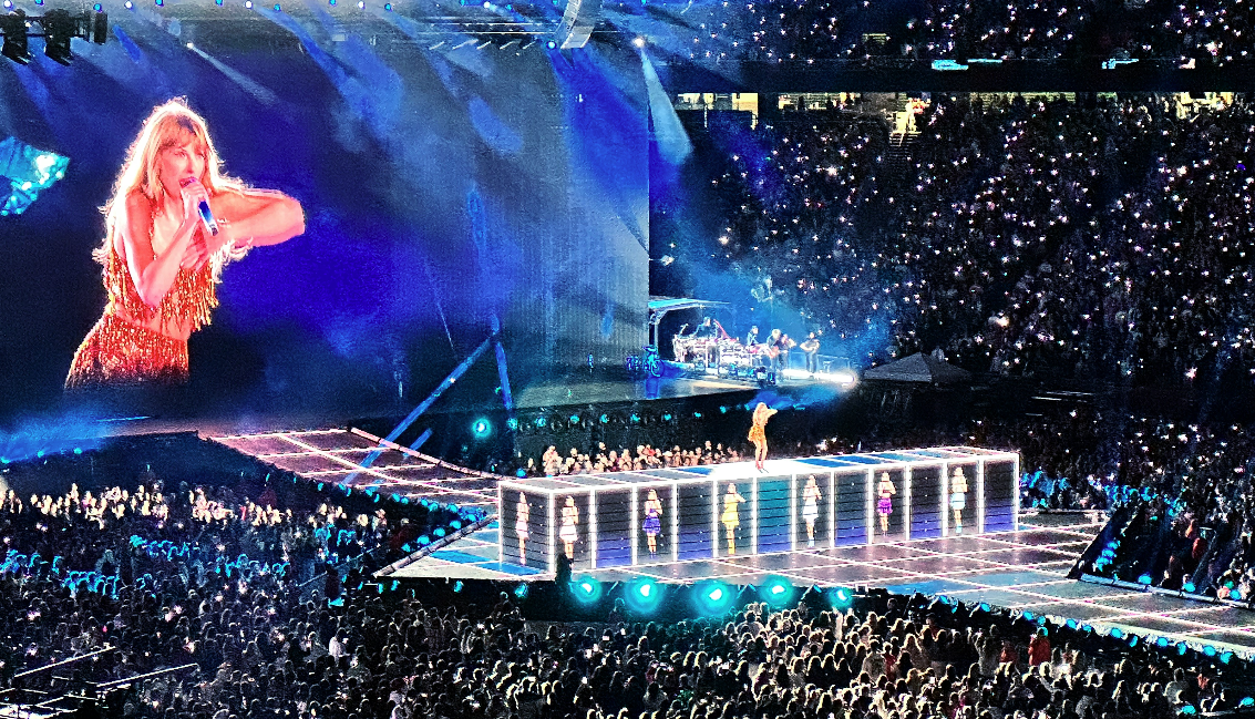 Taylor Swift singing in a concert; showing how fans are creating modular culture 