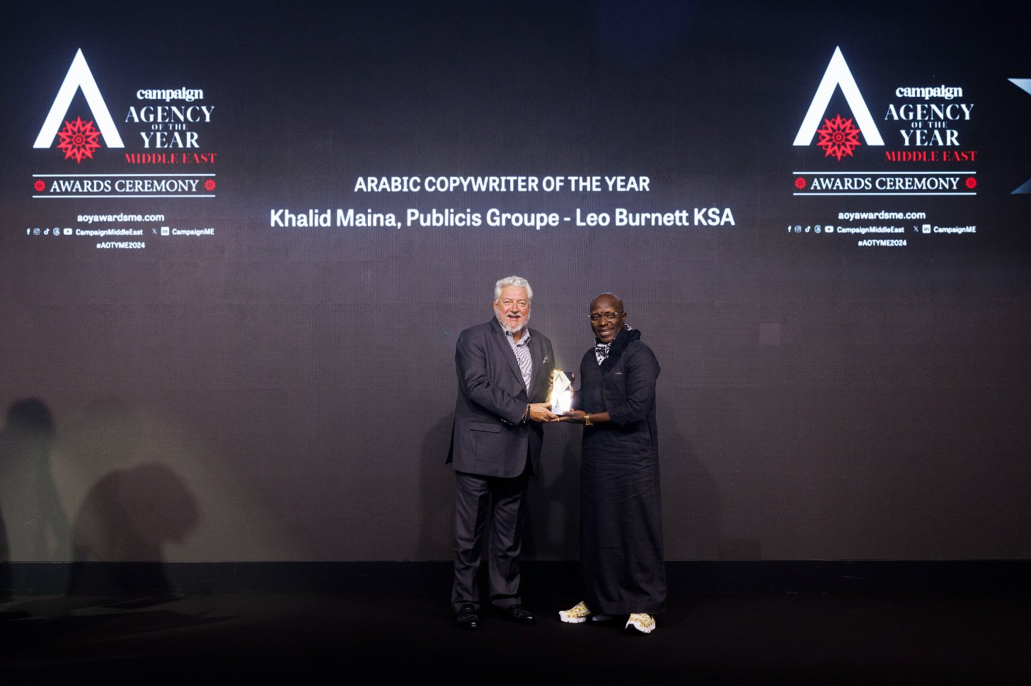 Khalid Maina of Leo Burnett KSA received the Publicis Groupe Arabic Copywriter of the Year award from Ian Fairservice, Managing Partner and Group Editor-in-Chief at Motivate Media Group.