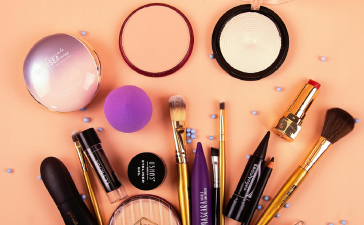 Qatar’s beauty industry is booming, led by Gen Z trends, K-Beauty, and skin-first makeup, with brands like Sephora, MAC, and Hermès.