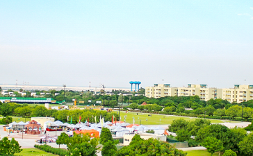 Al Dhannah City entourage